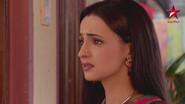 Arnav Searches for Khushi still