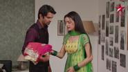Khushi Rejects Arnav's Gift still